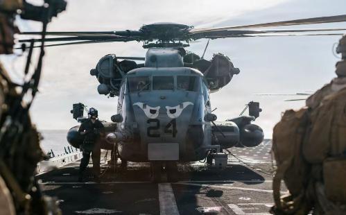 真杀招根本不在战场！伊朗把霍尔木兹海峡封了，美国海军封了阿拉伯海！结果就是，美国