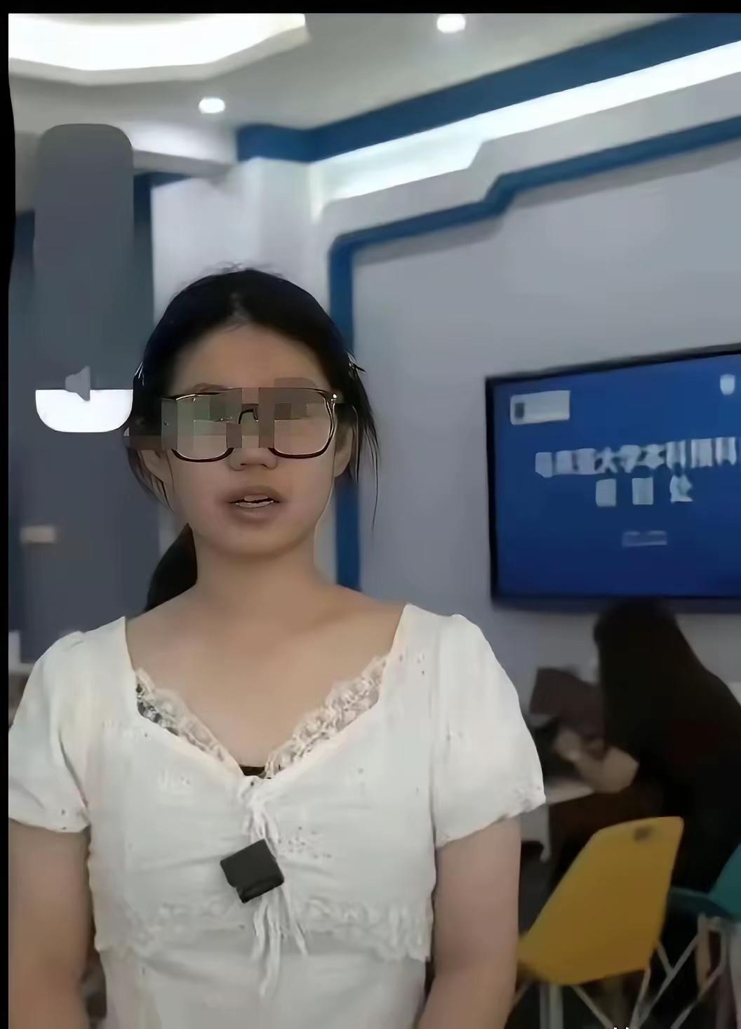 查了一下“被摸臀女”的信息
还是有知识有文化的大学生
真想不到
什么样的家庭才能