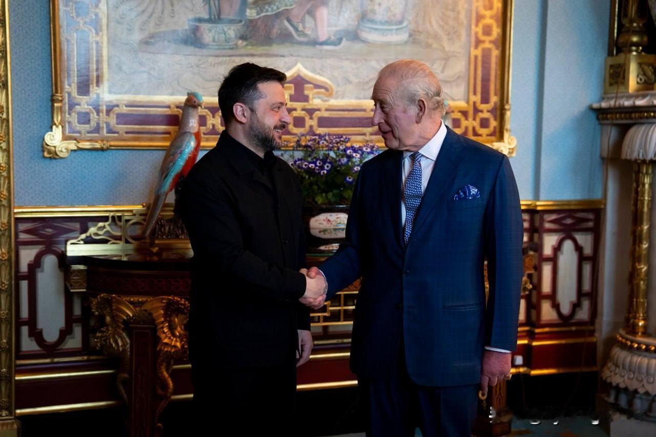 关键在于角度拿捏得恰到好处！值得注意的是，这张照片发布在泽连斯基的官方账号上。