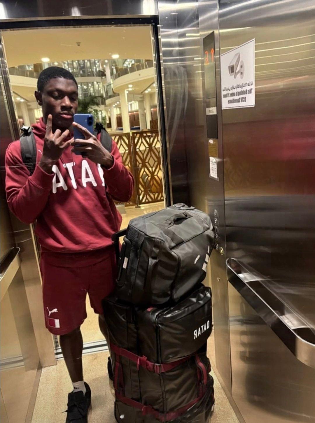 🇳🇬阿舍赛出了身着卡塔尔国家队服饰的照片这是冲着亚洲纪录来的田径说一哈你不知