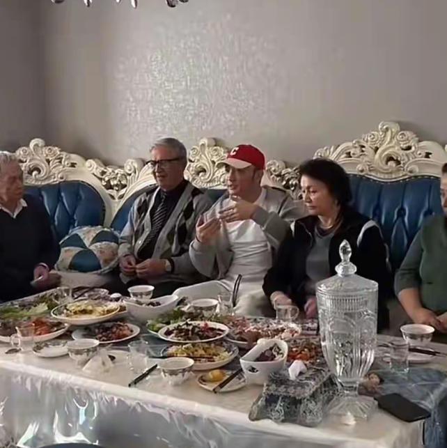 突然懂得，昨晚和一个在媒体圈的老同学吃饭，他私下告诉我：尼格买提这一趟，把很多明