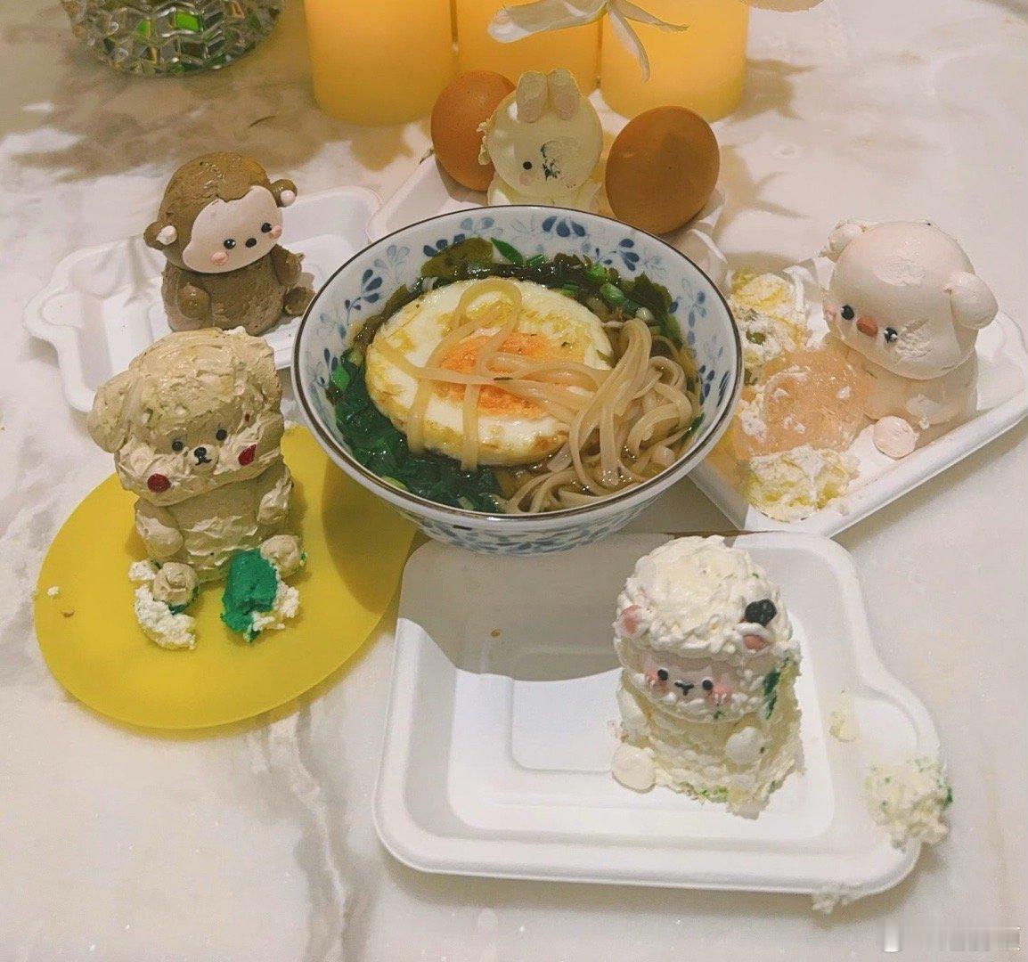 没人觉得我丽这个摆盘很可爱吗，像是一群小朋友们围在一起过生日[拜托] 赵丽颖庆生
