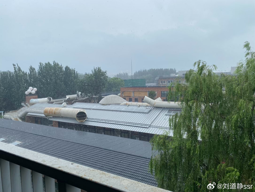 努力工作ing外面大暴雨好吓人