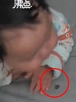 “太吓人了”湖南一位妈妈以为9个月宝宝吐奶，不停轻拍孩子后背，不料，下一秒，孩子