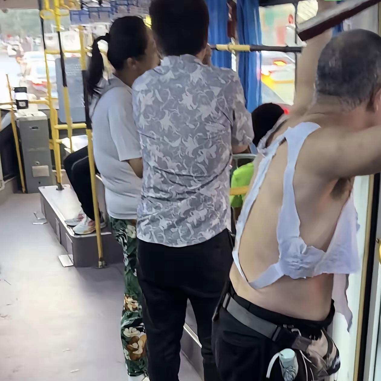 公交大爷自制透气背心，又好笑又心酸
 
坐公交被一位大爷整乐了，车厢闷热无比，空