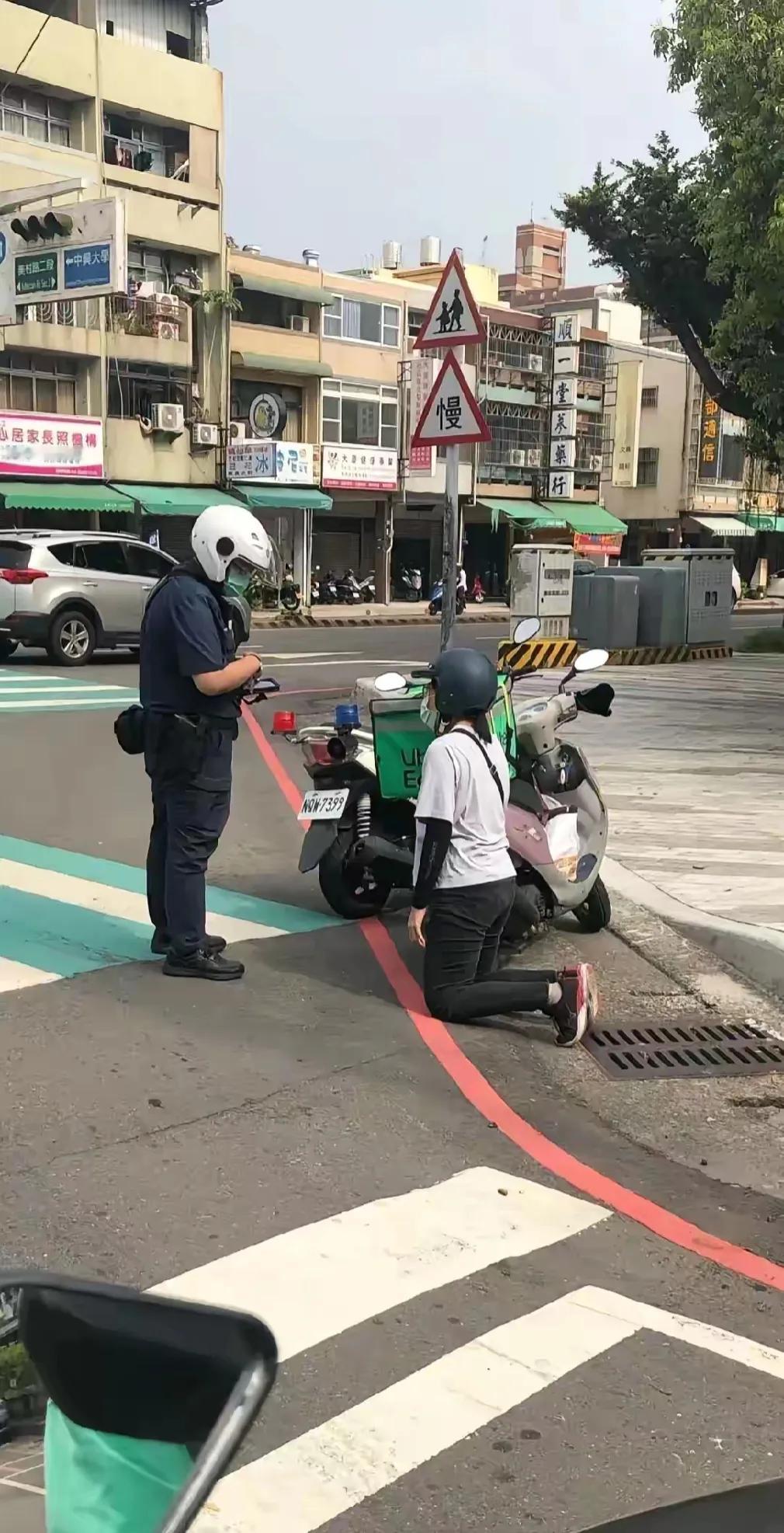 这是中国哪个省的交警？太不像话了，怎么让老百姓跪着！人权哪里去了！好好好查一查[