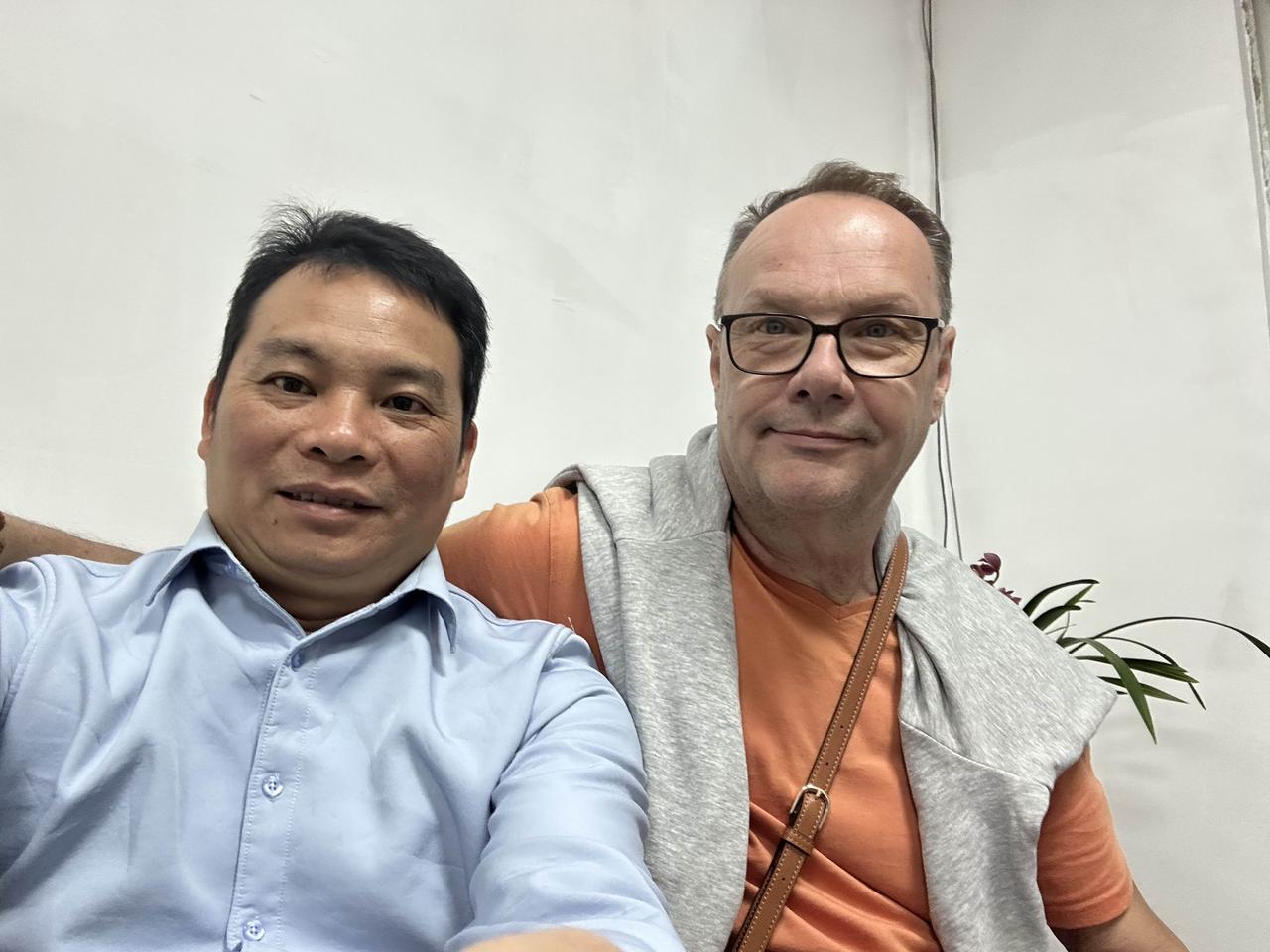 今晚和林姐的瑞典的姑爷一起喝茶，他们明天也要参加协会的三八活动！