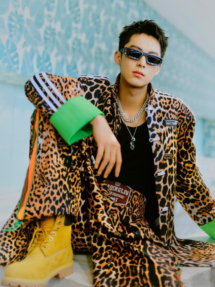 #王鹤棣限定豹纹##王鹤棣又野又A# 王鹤棣以限定豹纹亮相，野性魅力难挡，又野又