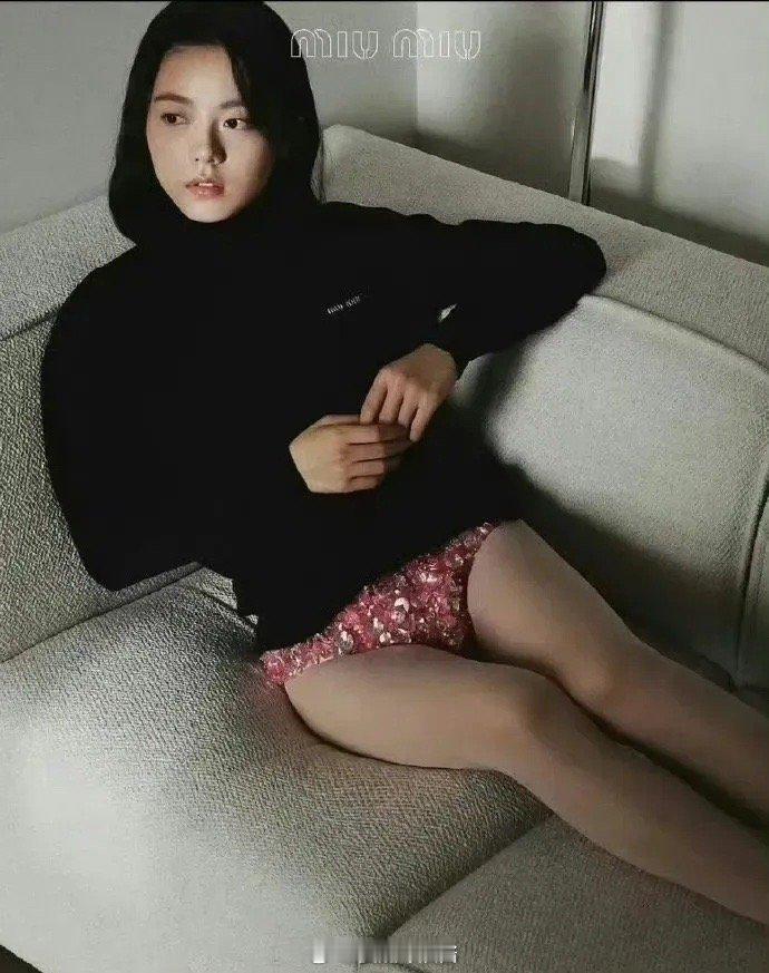 原来当年不止是赵今麦穿了miumiu这条钻石短裤啊[允悲]怎么就她一个人被嘲得厉