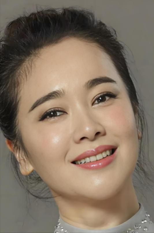 左小青33岁嫁给大她20岁的富商高权健，44岁离了。离婚后她没要天价抚养费，扭头