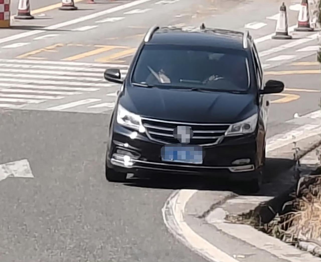 📢🎥驾驶员李某某高速逆行，记12分！
不久前，在杭瑞高速平坡收费站，一辆小客