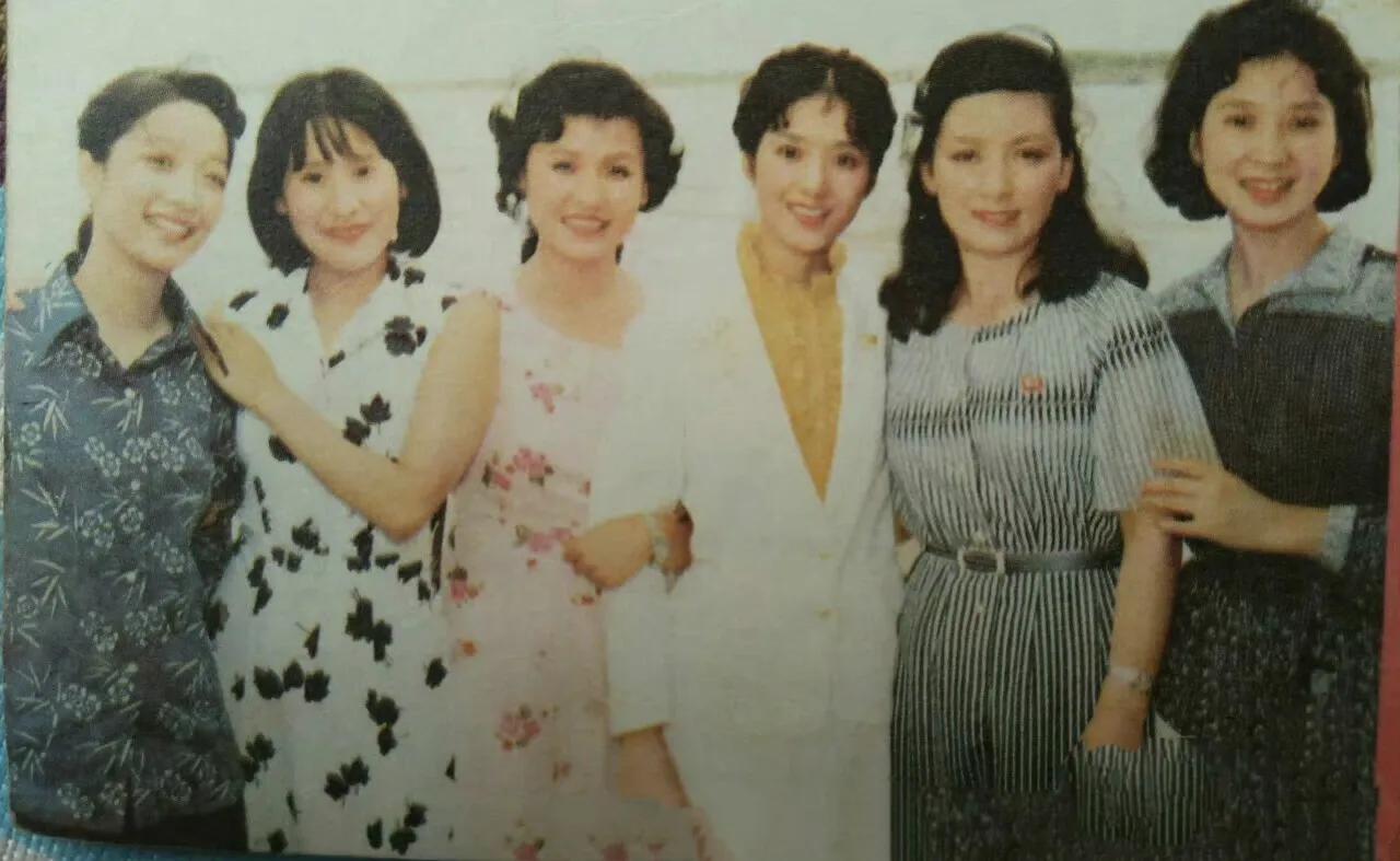 中朝演员共游黄浦江（1983年）
图一演员有人能全部认出吗？
龚雪 吴海燕 张闽