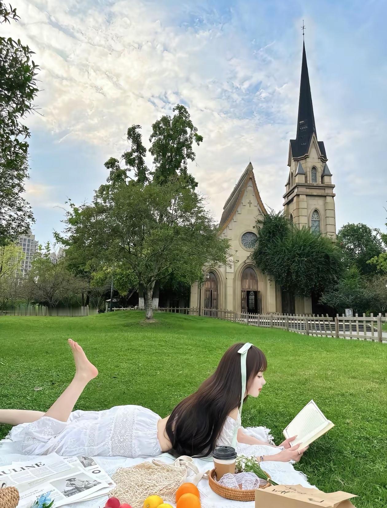 在教堂前的草地上，享受宁静的午后时光，沉浸在书香中。📖🍃🍎