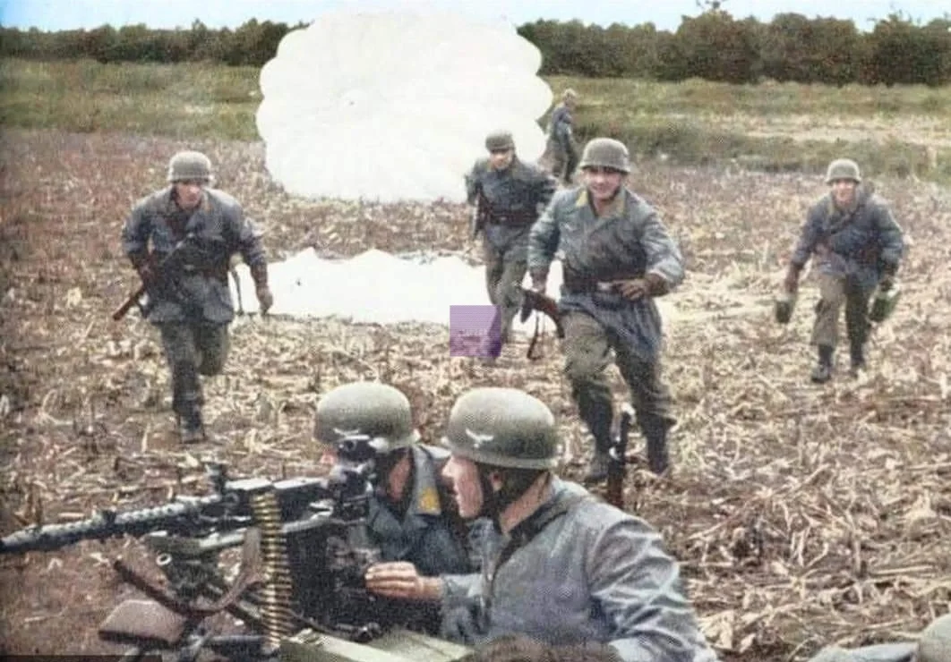 1940年5月在入侵荷兰的“Fall Gelb”行动中，德国伞兵先头部...