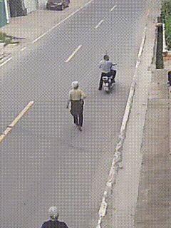 肇事司机：说出来大家可能不信，我今天早晨开车捡回一个爹两个妈回来，请看VCR。