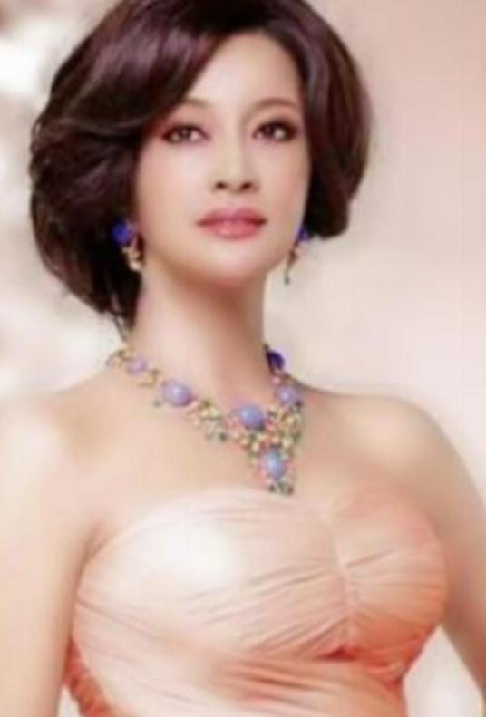 1982年的一次帮忙竟引发连锁反应，让迟志强从银幕新星跌入谷底。这看似普通的送站