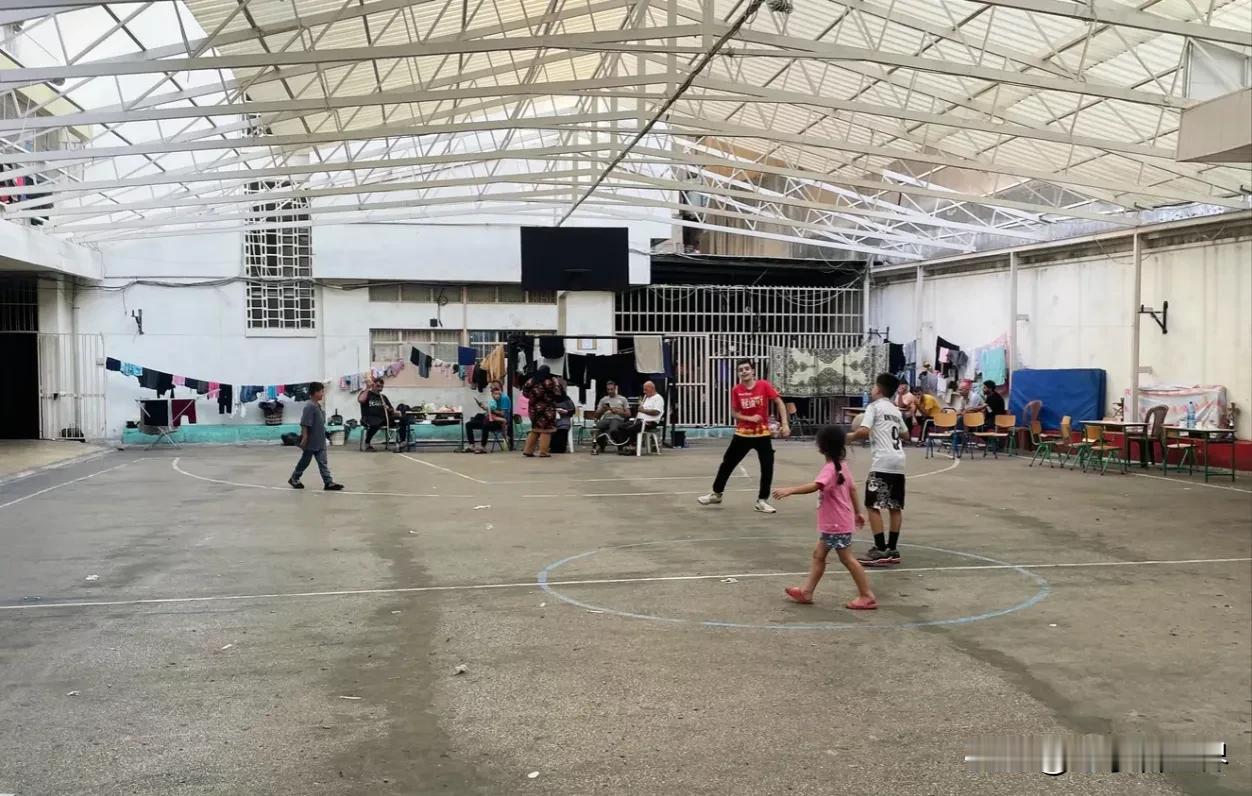 黎巴嫩要求首都贝鲁特难民转移到临时住宿中心
贝鲁特时间11月1日下午，黎巴嫩安全