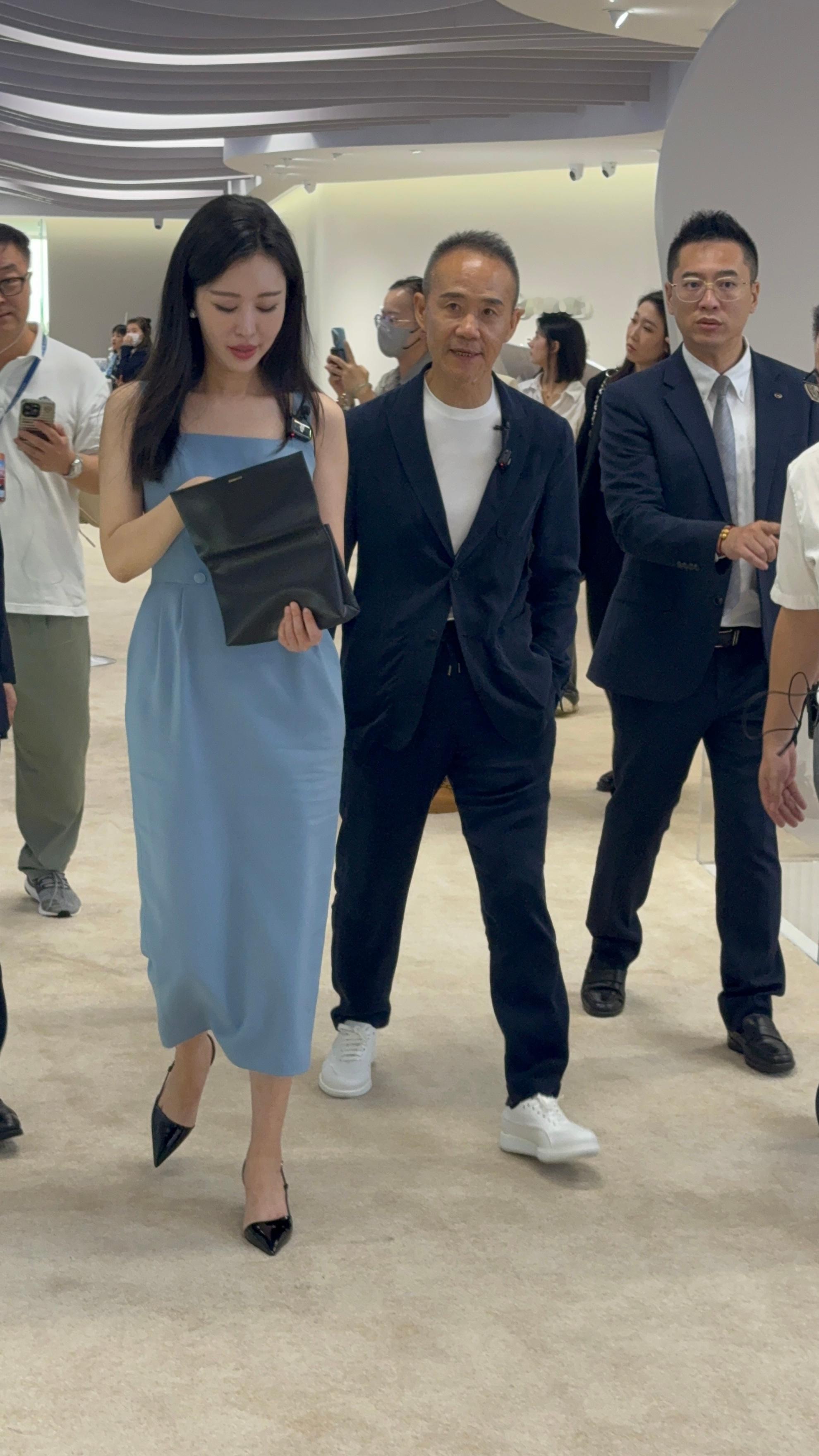 王石  田朴珺  广州车展，偶遇王石与田朴珺，两人看起来状态都不错。 