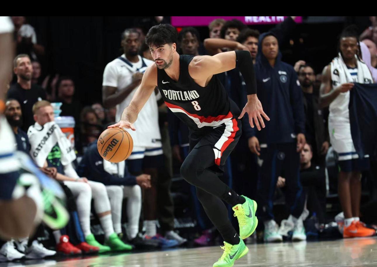 1月23日讯 NBA常规赛开拓者对阵热火的比赛正在进行中。下半场阿夫迪亚受伤返回