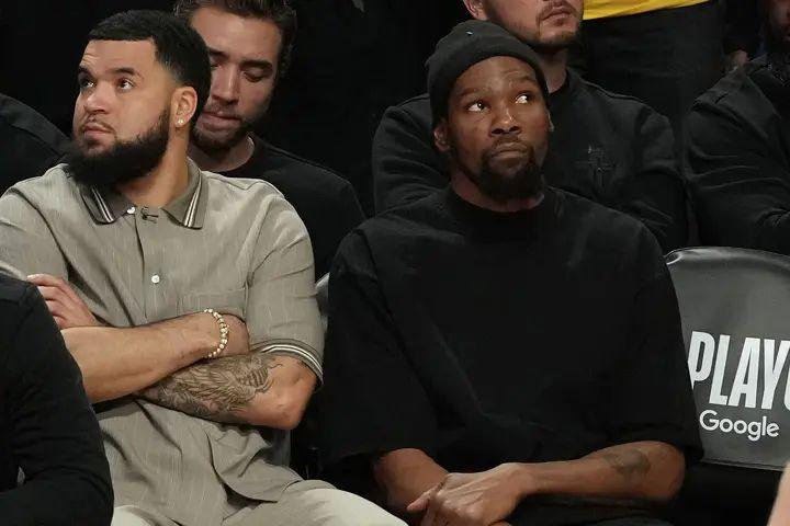 乌度卡这个人，我们这么多年看下来大致是清楚的

临场能力确实是弱，在场上看上去眉