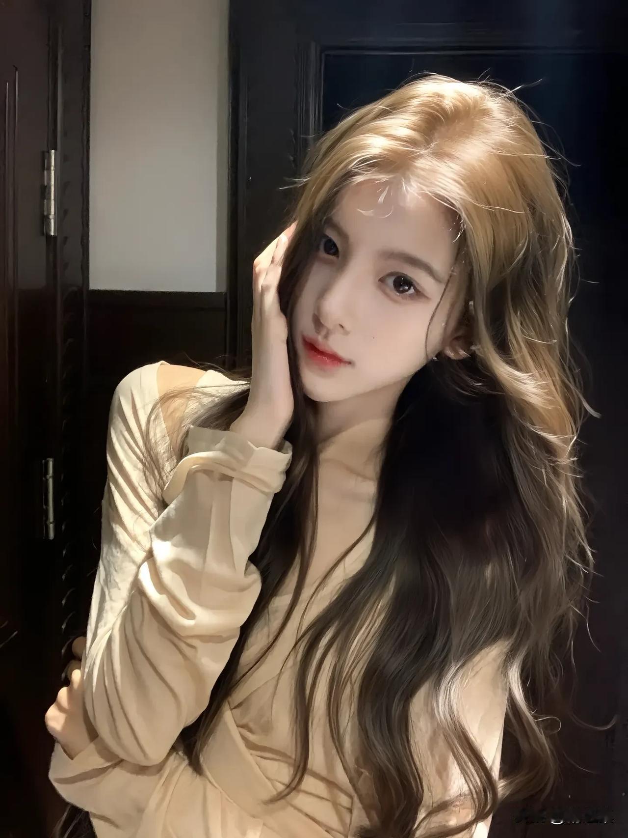 温柔甜美的少女，长发飘飘，浅笑迷人