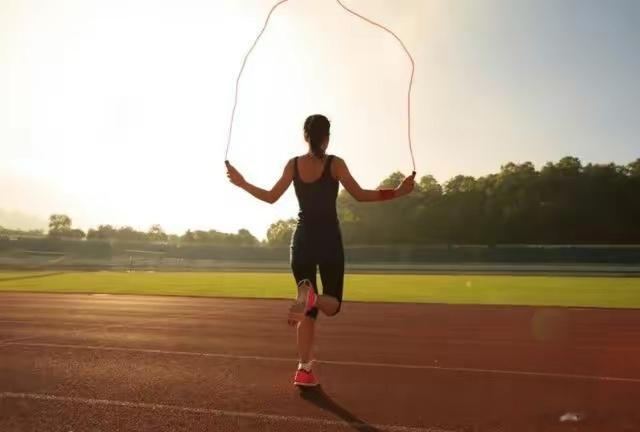 卵巢早衰的四个典型症状　　1、女性患有卵巢早衰的症状之闭经　　女性闭经分为原发闭