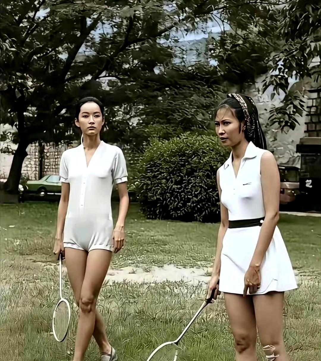泛黄旧照定格70年代两大女神的瞬间✨
23岁林青霞×30岁萧芳芳，同穿简约白运动