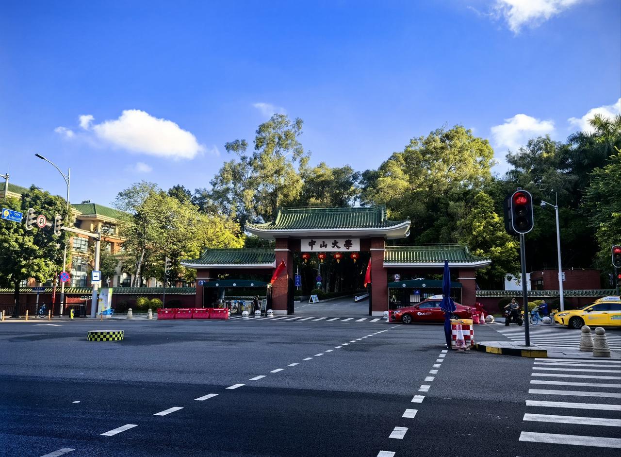 百年中大，一生荣光
踏入中山大学，方知“华南最美校园”名不虚传。南校园的百年榕树