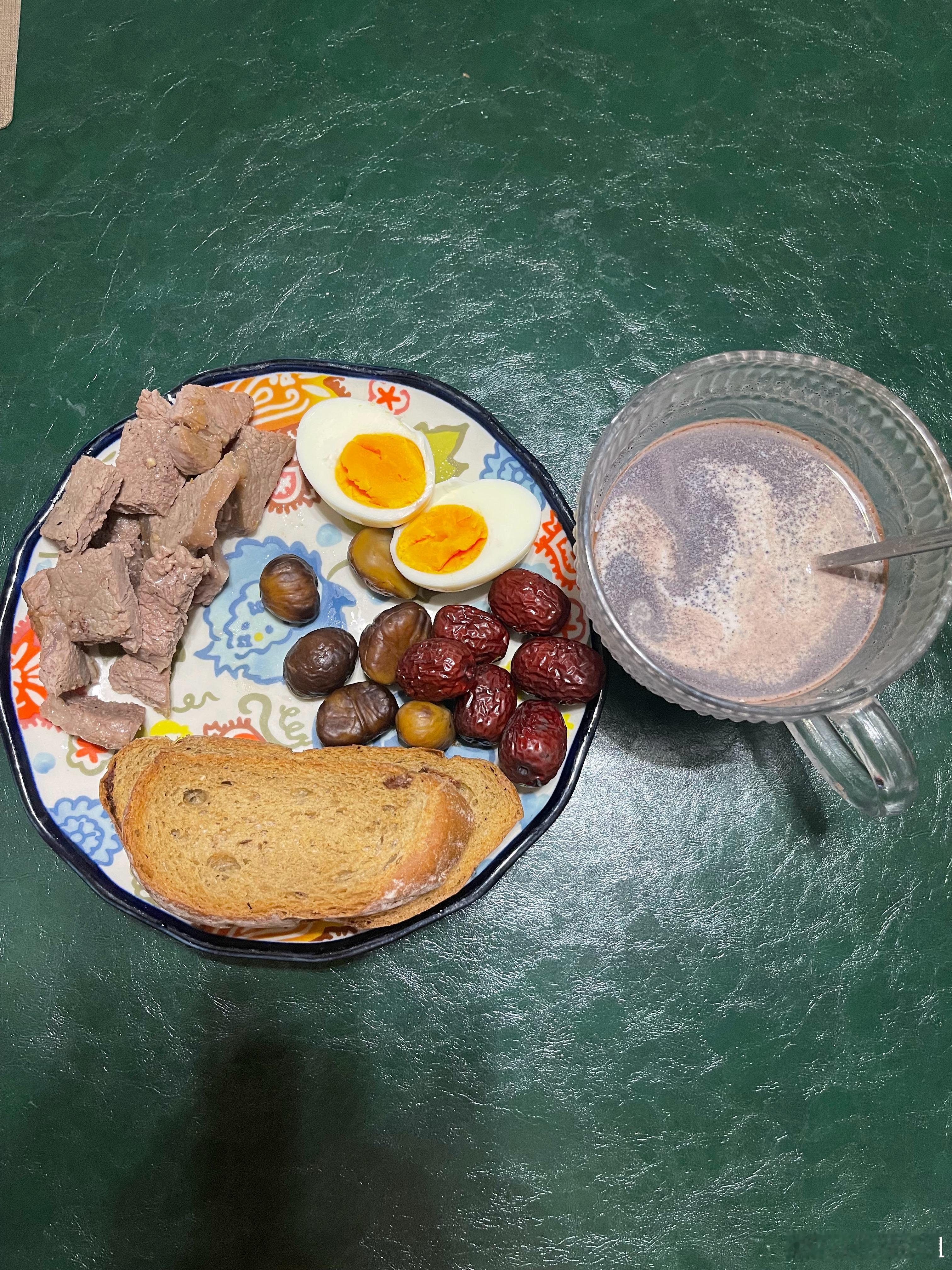 今天的早饭来了溏心蛋、粗粮切片烤一下脆脆的蒸过的红枣栗子牛排吃不下留到中午吃加了