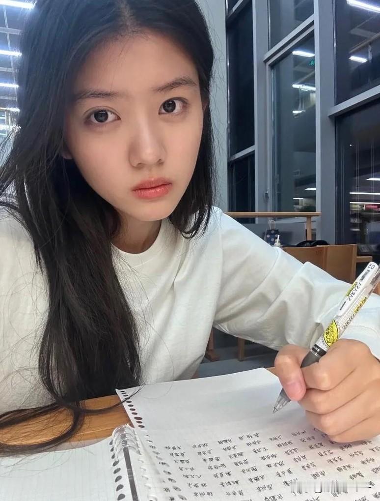 电视剧《四喜》火热开播，可剧中有个情节我却一直没有搞明白。

那就是剧中赵蕴卓饰