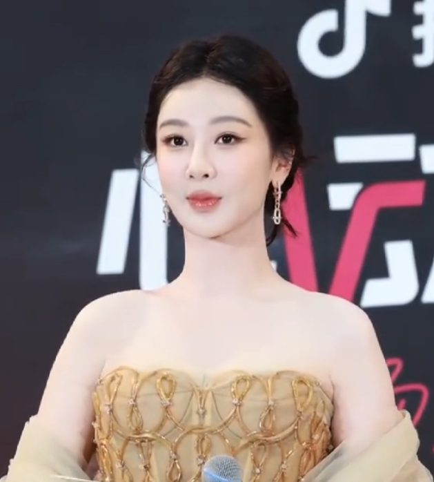 有一个问题，杨紫的锁骨呢？杨紫都瘦成啥样了