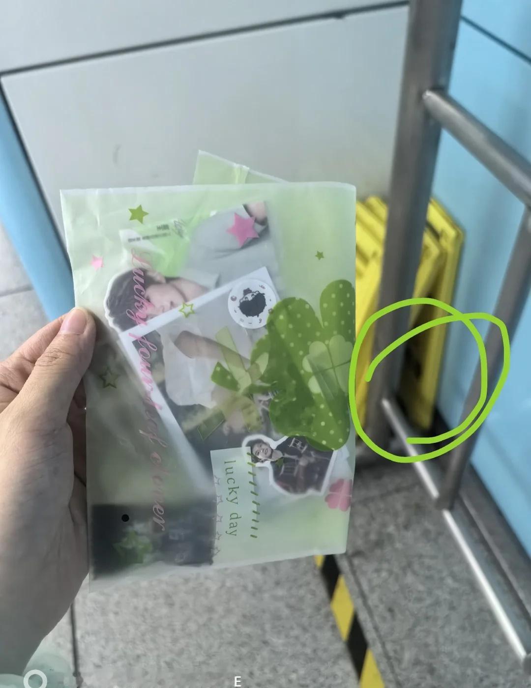 TFBOYS地铁寻宝，5号线五和地铁站往大剧院方向，2号车厢出来的暂停服务黄色牌