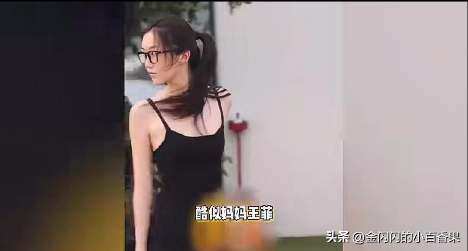 哇塞，这李嫣真不得了。看起来跟妈妈好像啊，气质也绝了。从原来的丑小鸭变成现在的白