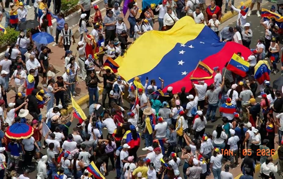 好家伙美国这波彻底炸了，1月3日一场席卷105座城市的大规模抗议突然爆发，无数民