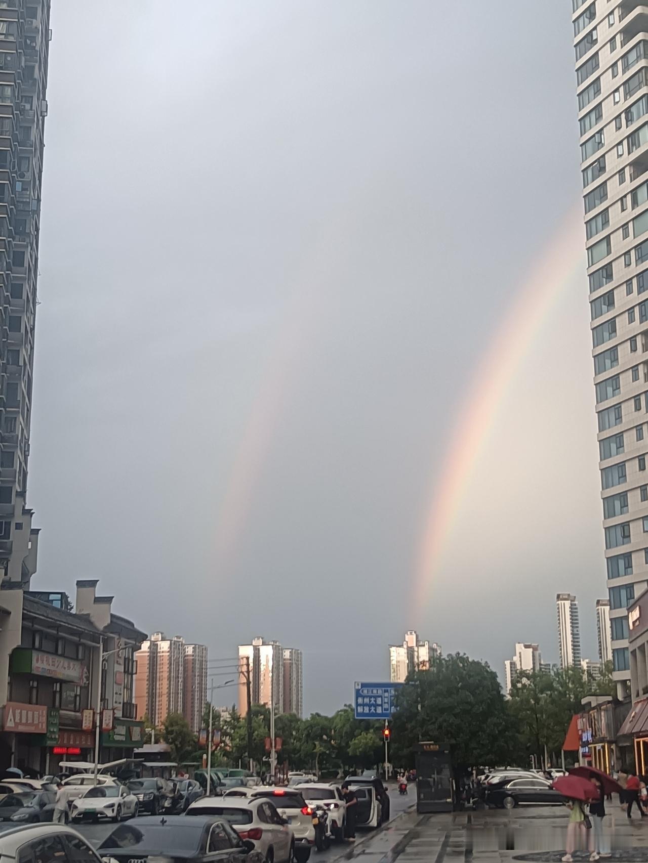 昨天股市出乎意料地V形反转，今天会继续反弹吗？

在股民纷纷抱怨大A股市时，昨天