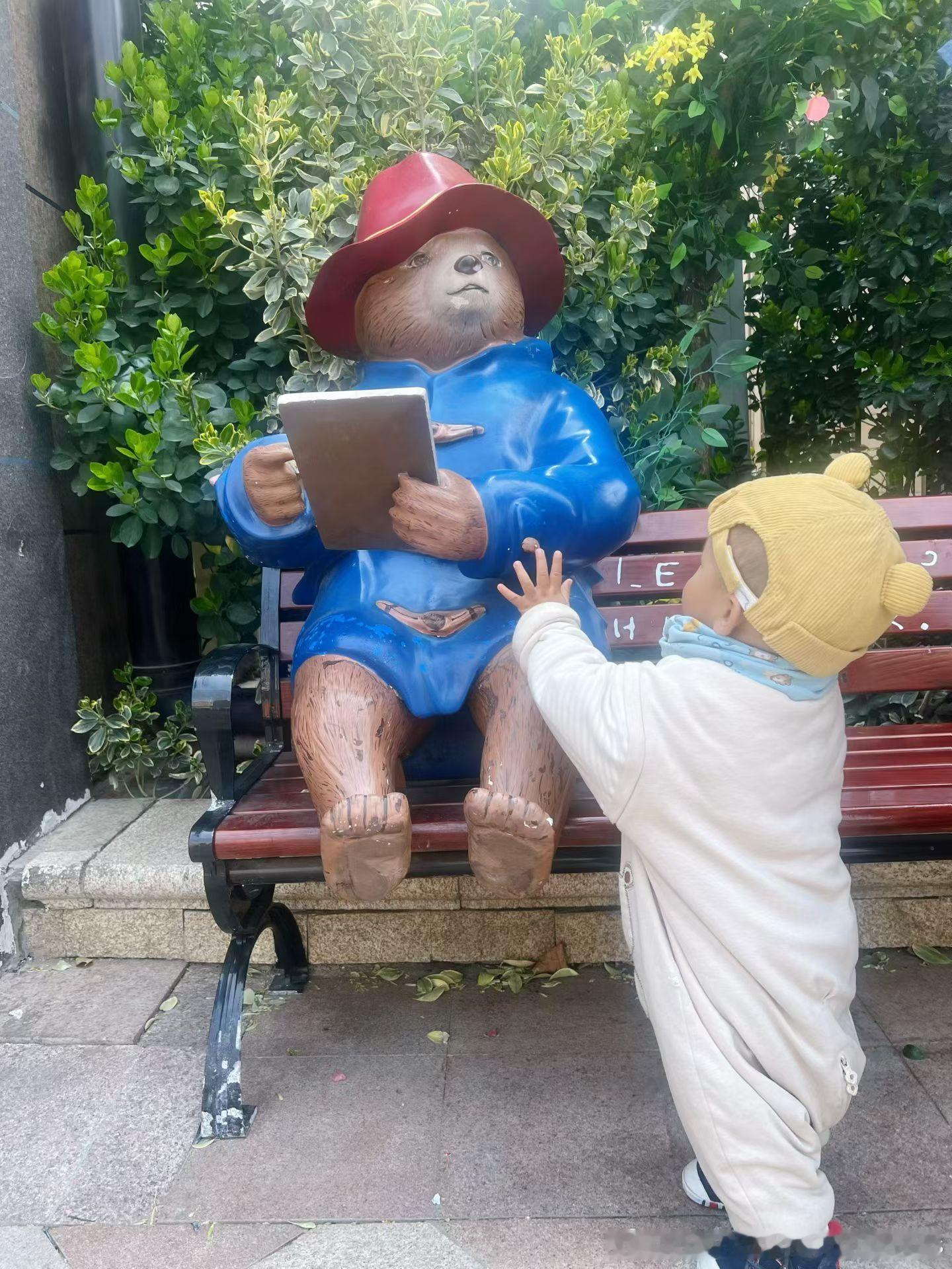 我的小孩长大了一点去年冬天在同一个位置拍的今年他再路过这里还是像上次一样摸了摸小