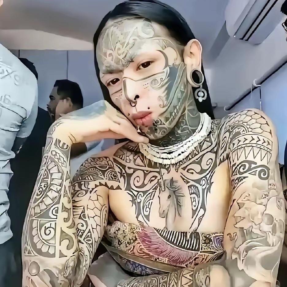 家人们谁懂啊！一瞅见这人往那儿一坐，好家伙，那气场“嗖”地就起来了，生人勿近的范