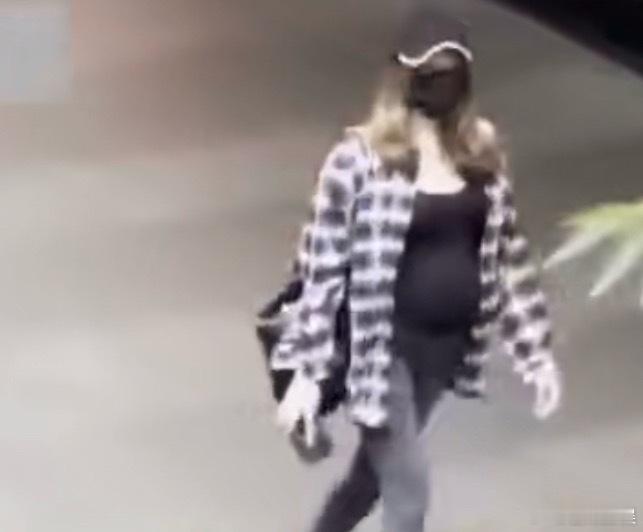 怀孕逛街的许玮甯哇塞，看来要有喜讯咯！不敢想俊男靓女的孩子会有多漂亮[哇]如果他