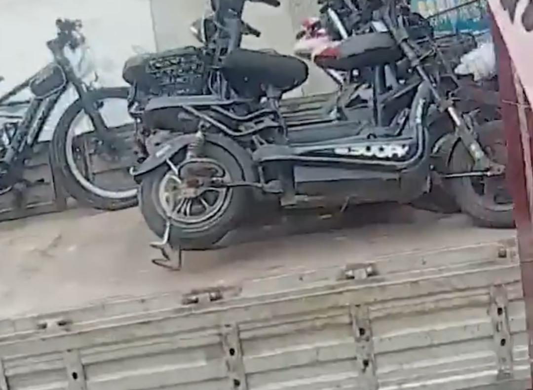 树林子大了嘛鸟都有。你说这位，犯的是什么病？冒险偷车只为玩儿！
前不久，山东东营