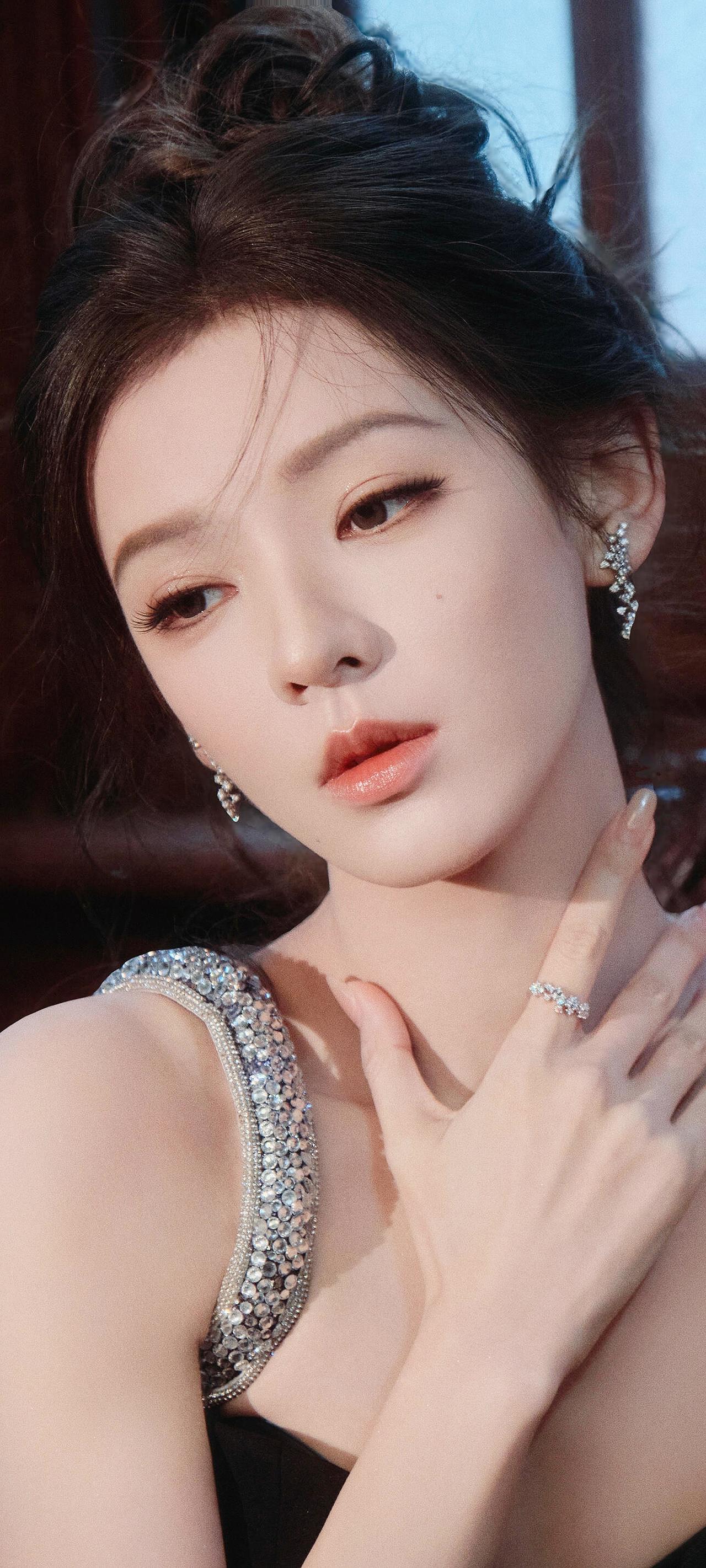 《窗畔黛影》
丝绒曳地缀星芒，
斜倚雕窗影半长。
黛眼含春凝露色，
红樱一点试新