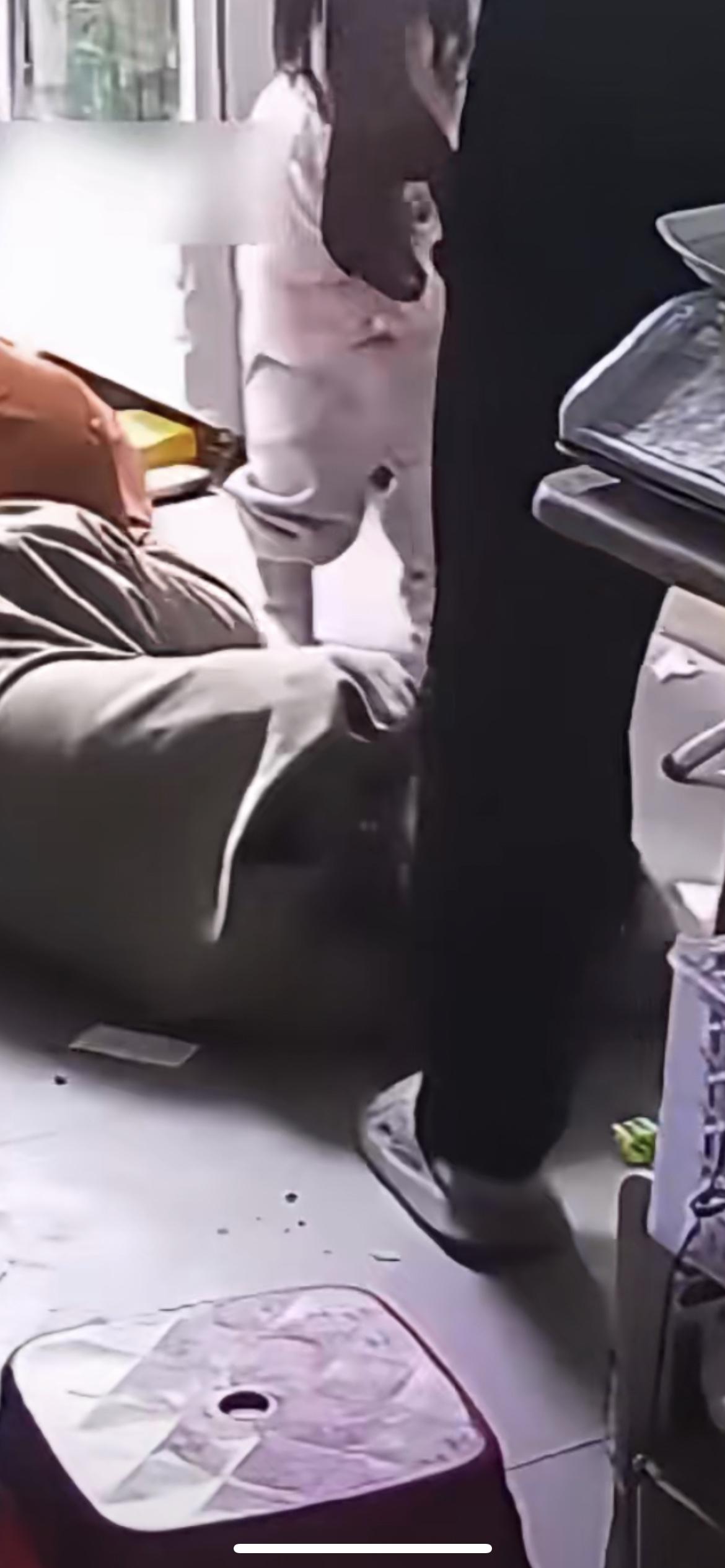 3月26日福建，妻子低血糖晕倒，丈夫在一旁冷眼旁观，随后丈夫带女儿径直离开。妻子