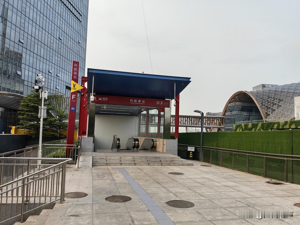 又发现一种有趣的交通方式——城际铁路

老同学说他搭乘城际铁路，从广州国际金融城