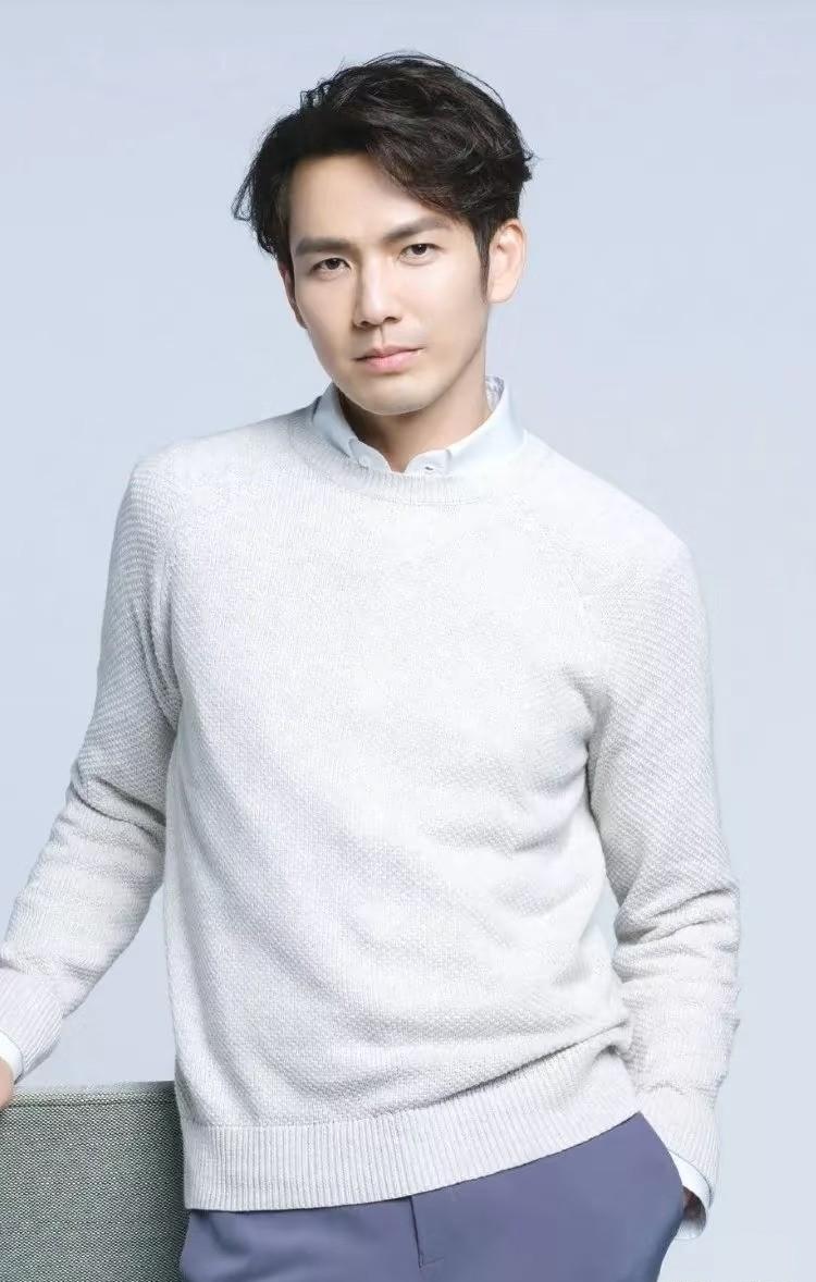 "拍完吻戏他立刻冲进浴室！
"47岁钟汉良亲口承认的秘密震碎三观——这位常年占据