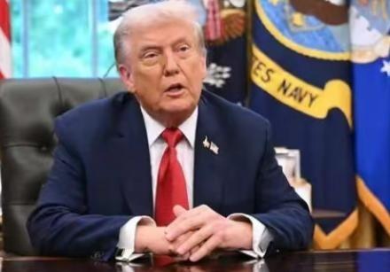 打伊朗打出天大笑话！特朗普总算醒悟：脱离中国的美国根本撑不住！霍尔木兹海峡狠狠给