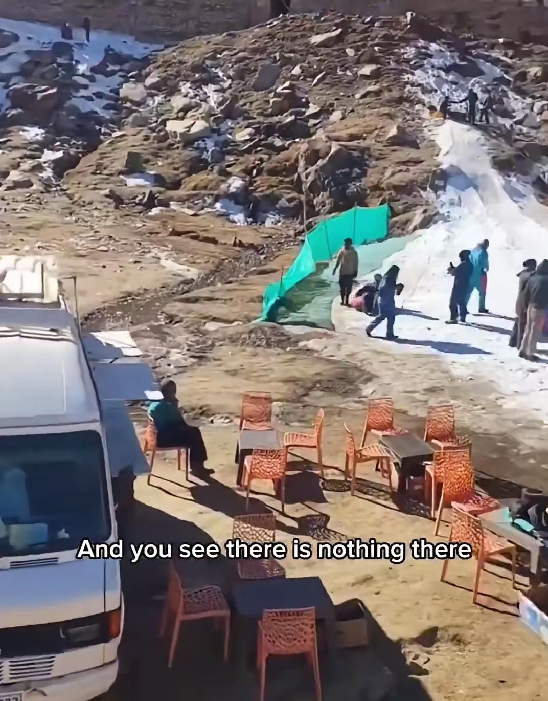 实在是搞笑，某游客在印度竟然被当地人给骗了，并且骗得那是团团转。

在画面中拍摄