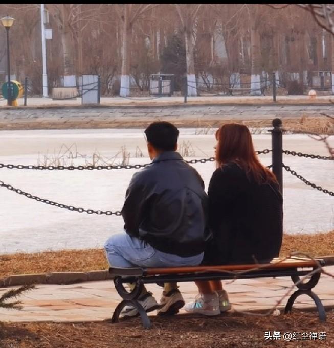 20岁女孩无彩礼没婚礼就领证了，是真爱还是恋爱脑？

婚姻需要仪式感。

婚姻中