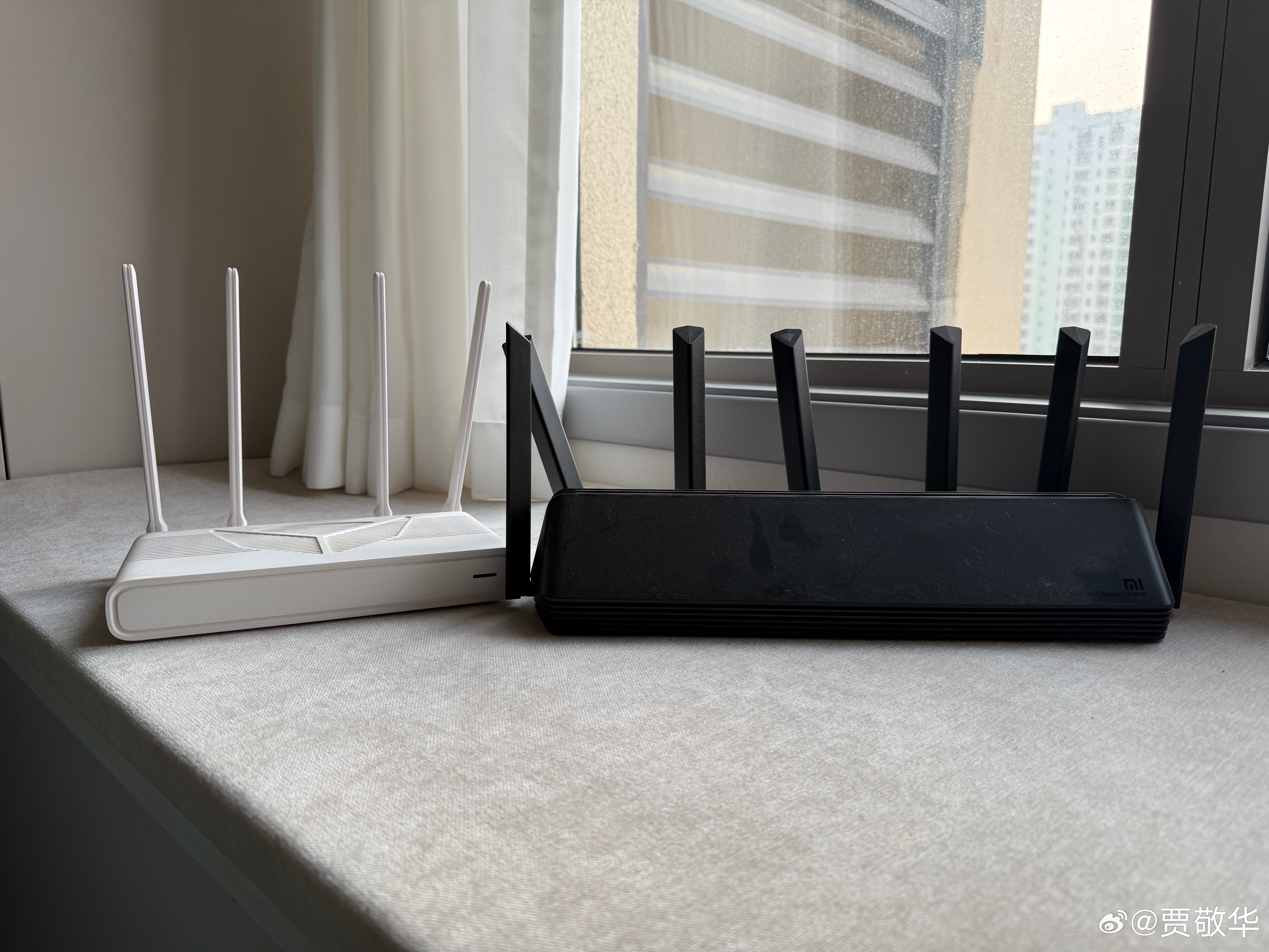 同样是路由器，不看配置和价格，你喜欢哪一台？先说说我的观点，我对这两台路由器的外