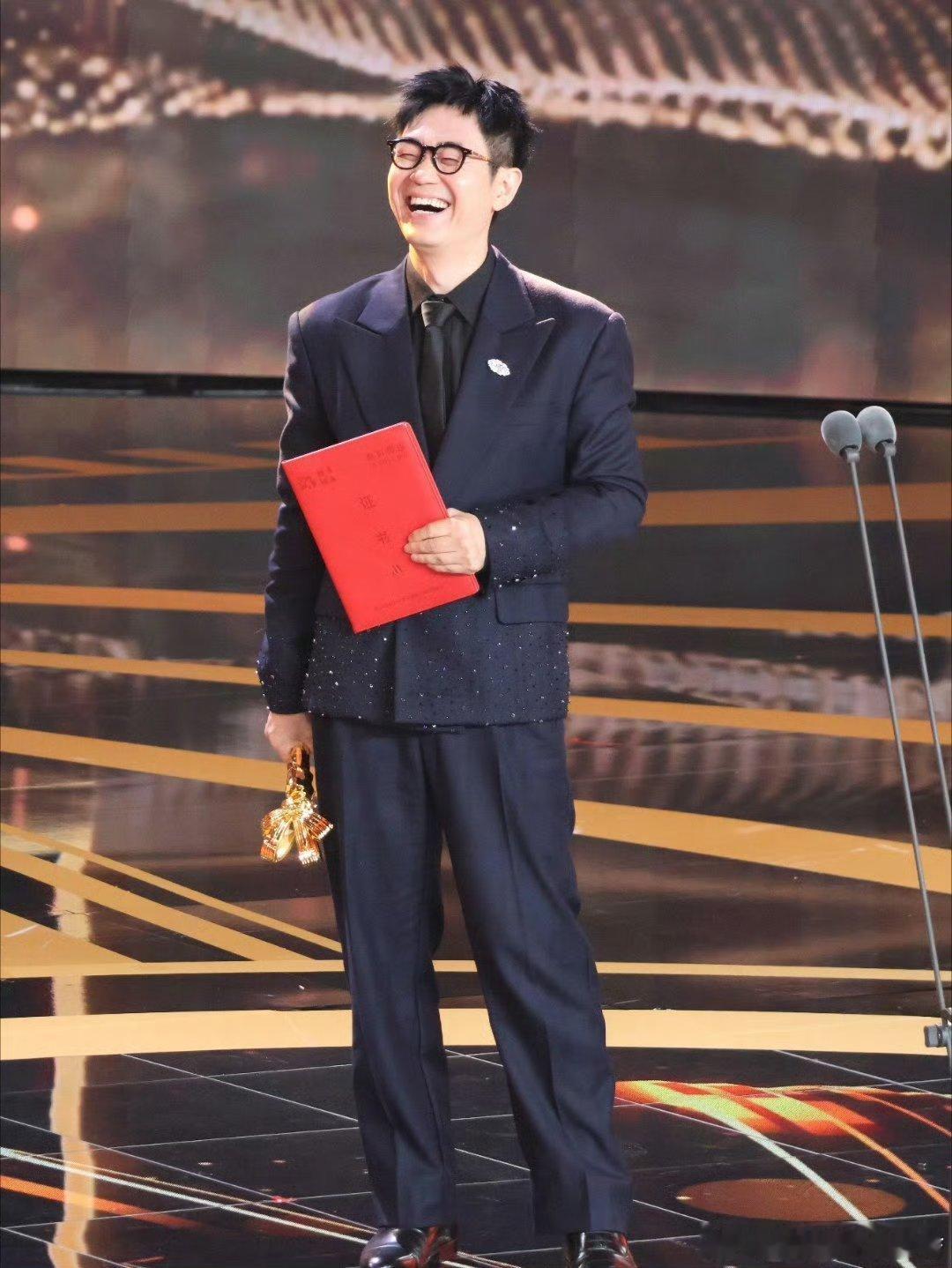 大鹏11年从新人导演成长为最佳导演大鹏获最受传媒关注导演编剧11年前摘新人导演，