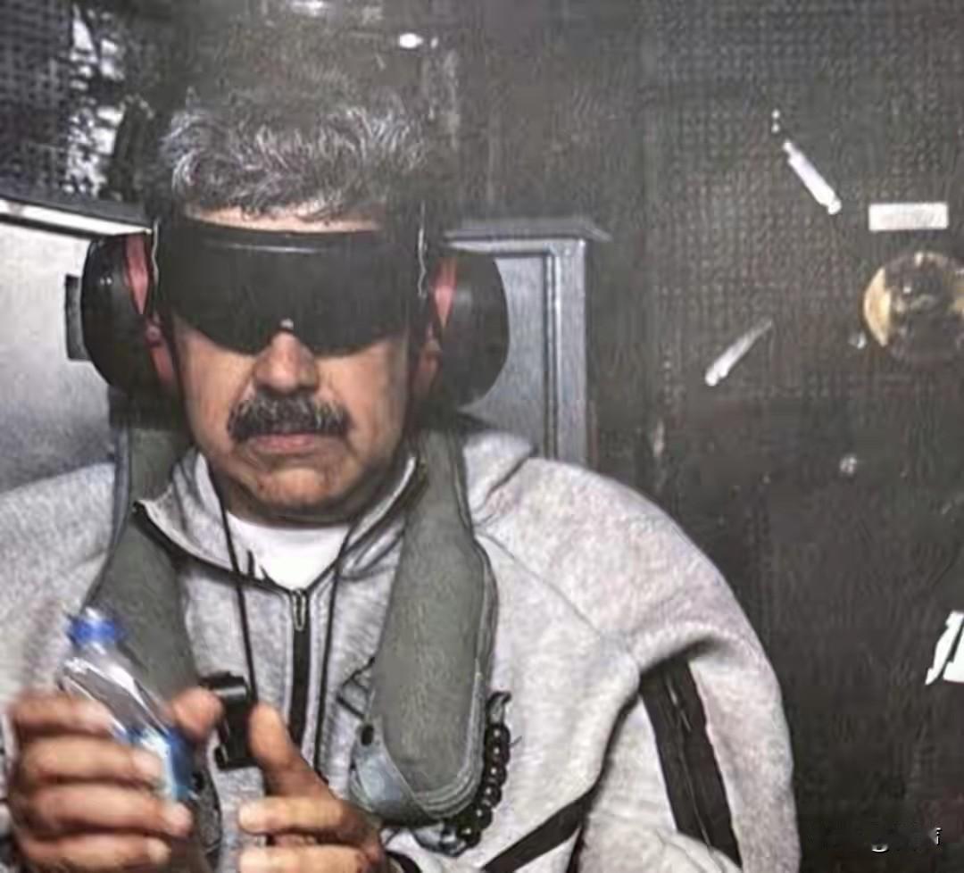 川普给全世界上了一课
像“老鹰叼小鸡”一样活抓住了一国总统
并且士兵零伤亡，这实