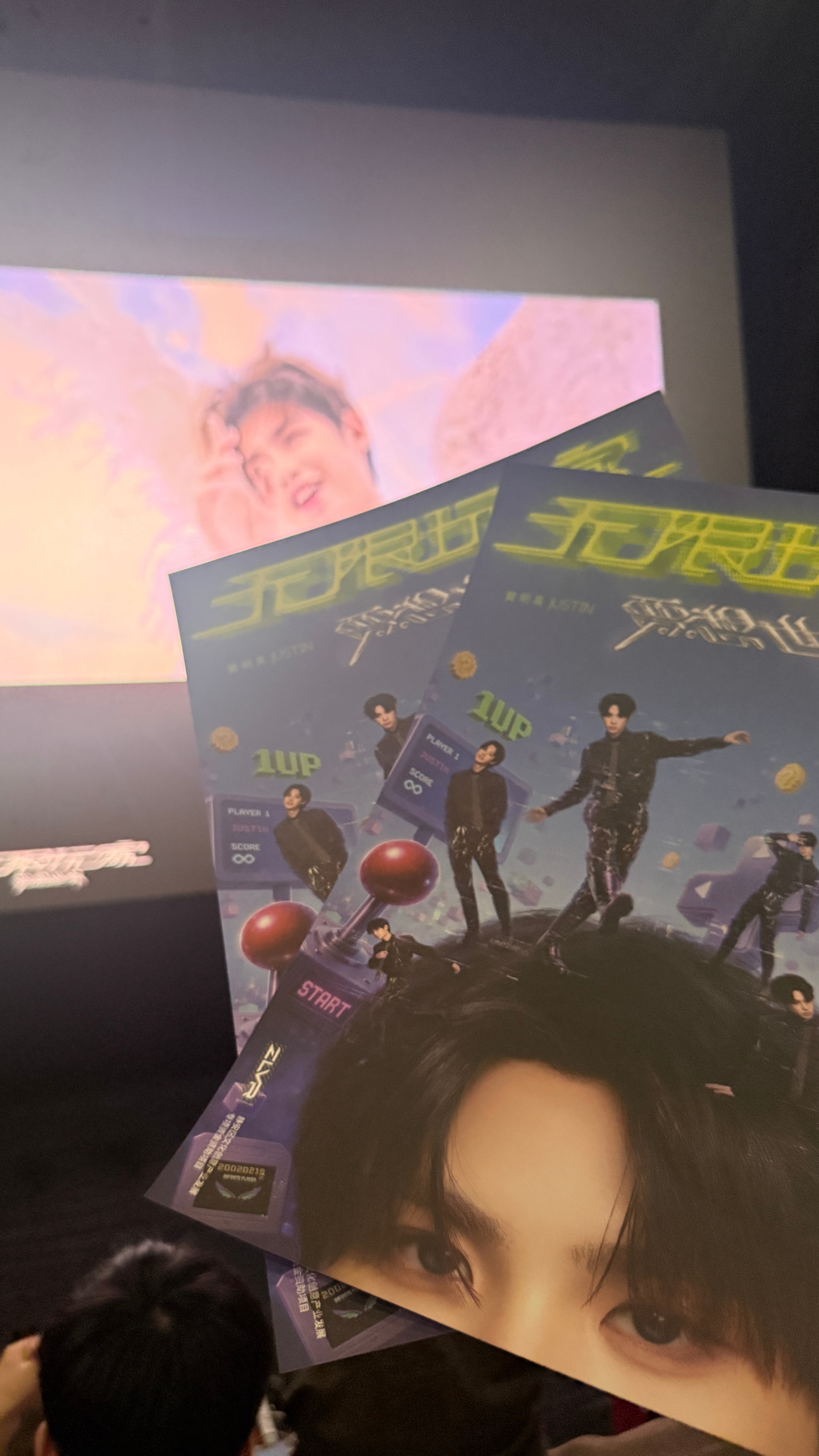 黄明昊黄明昊贾想世界vr演唱会看完了，有多近呢？感觉宝宝跳舞的时候一会给我一拳，